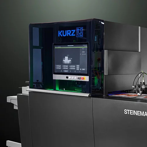 Hightech-Digitalveredelungsmaschine von KURZ mit Touchscreen und farbigem Druckmaterial.
