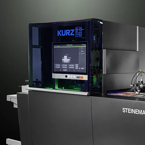Hightech-Digitalveredelungsmaschine von KURZ mit Touchscreen und farbigem Druckmaterial.