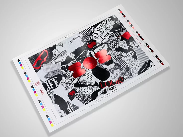 Einzelner Kunstdruck auf grauer Oberfläche, mit abstrakten schwarzen, weißen und roten Formen, einigen Textausschnitten und Farbbalken an den Rändern.