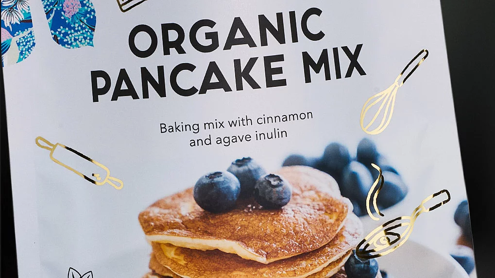 Bio-Pfannkuchenmischung mit Goldfolie und KURZ-Logo Verpackung für Bio-Pfannkuchenmischung mit Blaubeeren, goldenen Back-Icons, veganem und glutenfreiem Label sowie KURZ-Logo.
