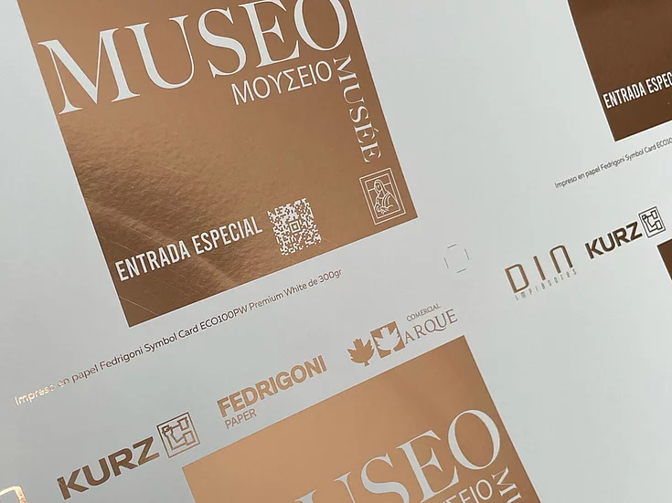 Close-up of printed sheets with copper foil details showing “MUSEO” and “ENTRADA ESPECIAL,” including logos for KURZ, FEDRIGONI PAPER, and other branding, highlighting premium print finishing.