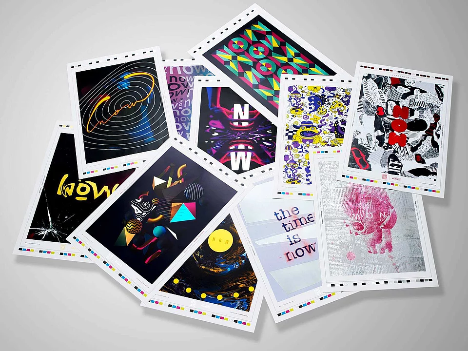 Verstreute Sammlung bunter Kunstdrucke und Postkarten mit abstrakten und grafischen Designs auf weißem Hintergrund.