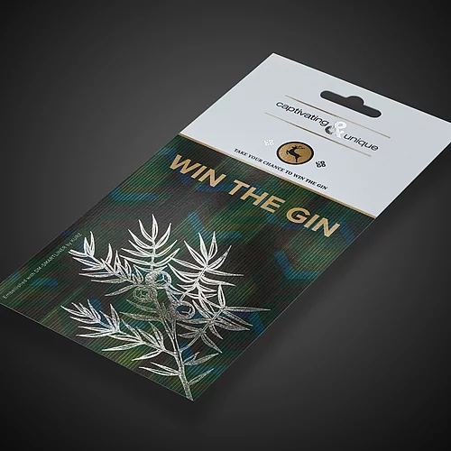 Verpackung mit silbernem Wacholderzweig und goldener Schrift „WIN THE GIN“.