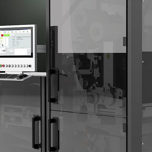 Nahaufnahme einer modernen Industriemaschine mit transparenter Tür und Bedienfeld.