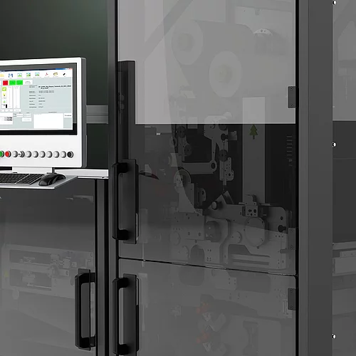 Nahaufnahme einer modernen Industriemaschine mit transparenter Tür und Bedienfeld.